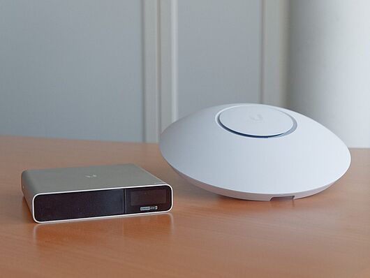 Ubiquiti CloudKey und AccessPoint auf Tisch Ubiquiti CloudKey und AccessPoint auf Tisch