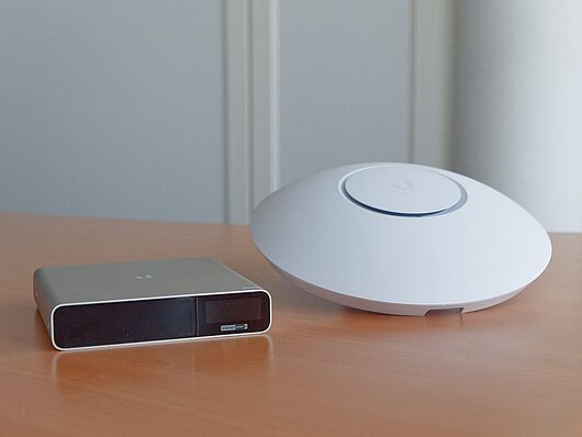 Ubiquiti CloudKey und AccessPoint auf Tisch