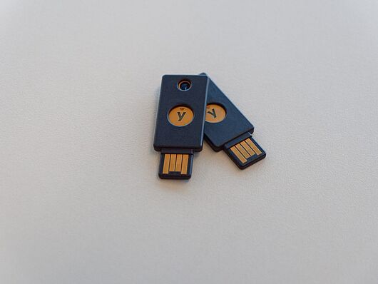 Mehrere YubiKey auf dem Tisch Mehrere YubiKey auf dem Tisch